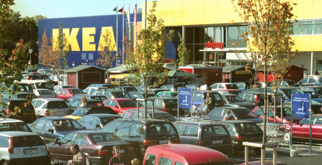 IKEA Möbelhaus mit gut genutzten Parkplatz