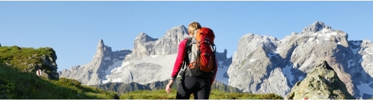 Wanderer mit Rucksack vor Berglandschaft
