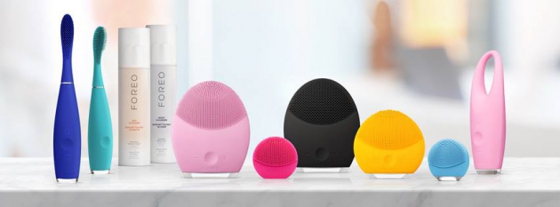 Verschiedene Pflegeprodukte von FOREO