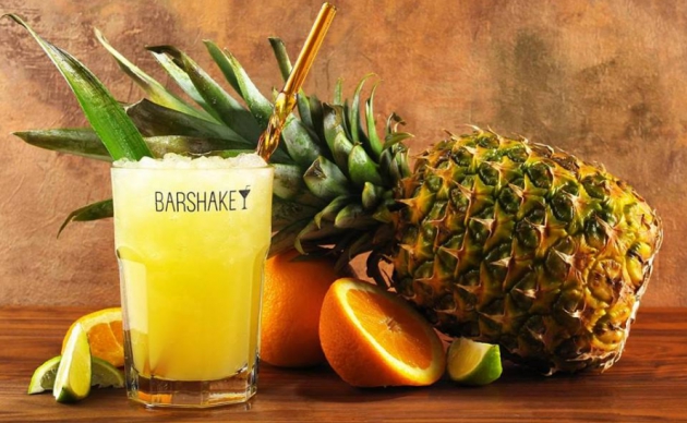 Barshake Cocktail neben Früchtedeko