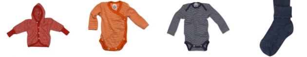 Rote Kapuzenjacke, orangener Baby Wickelbody, Blauer Body & graue Wollsocken