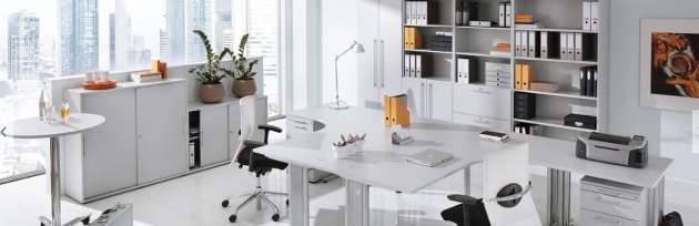 Helles Büro mit weißen Büromöbeln 