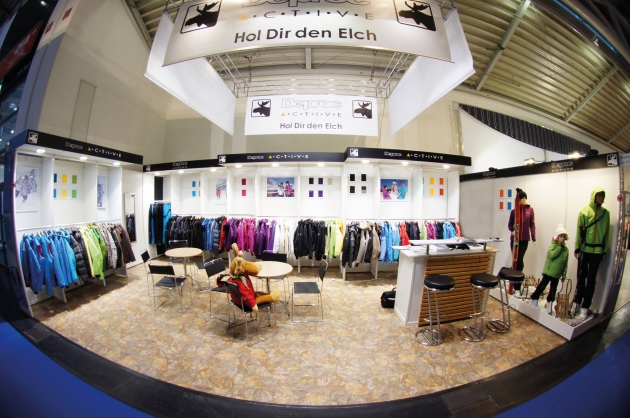 Messestand mit Kleidung von Deproc