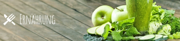 Ernährung: Grüner Apfel, Smoothie, Kräuter und Gurkenscheiben auf Holzuntergrund