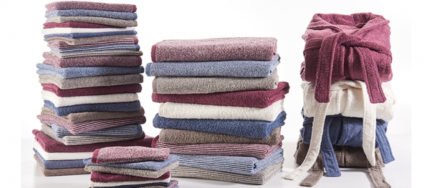 Bio-Heimtextilien verwöhnen die Haut - Handtücher, Badetücher und Bademäntel in verschiedenen Farben 