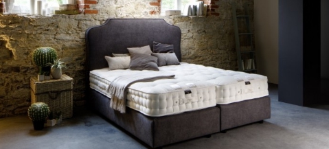 dunkles Sattler Boxspringbett in einem Schlafzimmer