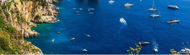 Schiffe in einer sonnigen Bucht von oben, blaues Meer