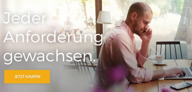 Mann am Laptop arbeitend