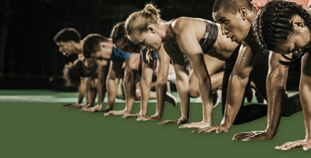 Frauen und Männer in Startposition für einen Sprint