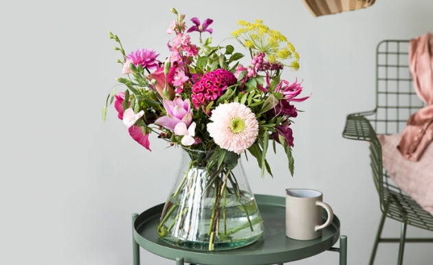 Blumenstrauß aus der Reihe New Romantics - auf einem Tisch neben Stuhl