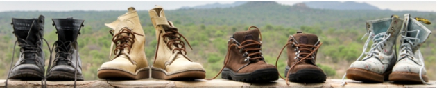 Vier Paar Wander-Schuhe vor Waldlandschaft