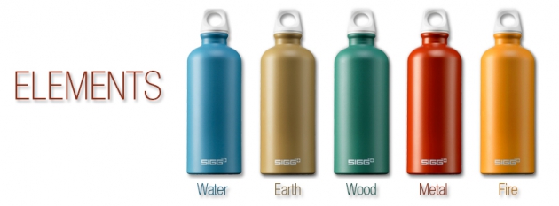 Fünf Flaschen in unterschiedlichen Farben, angelegt an die vier Elemente