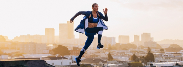 Laufende Frau in Sportbekleidung