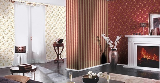 Wohnzimmer mit verschiedenen Tapeten-Designs